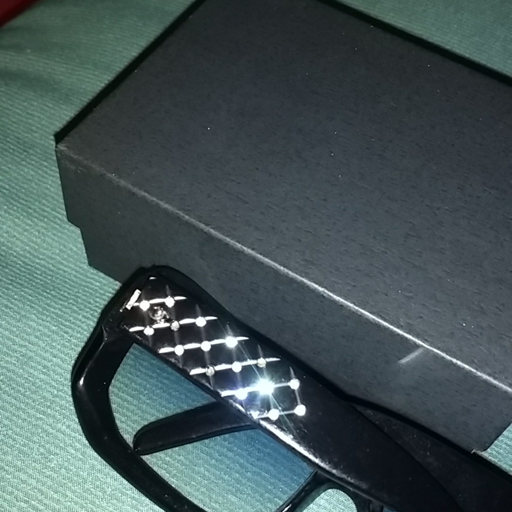 Authentic chanel sunglasses - Picture 4 of 7